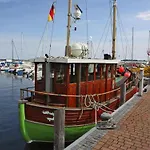 Little Starfish, Wiek